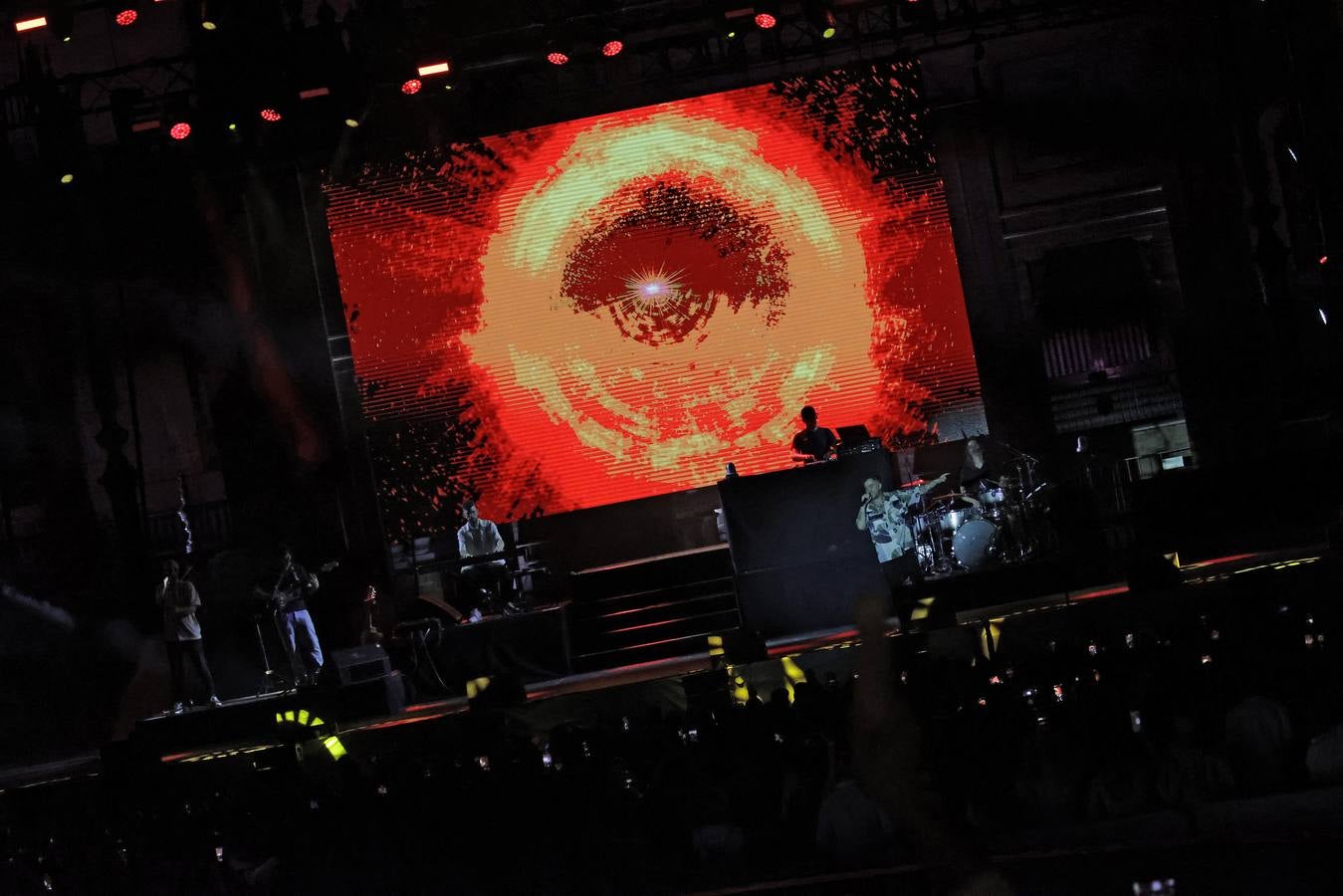 Beret presentó nuevo disco en Sevilla y repasó sus temas clásicos