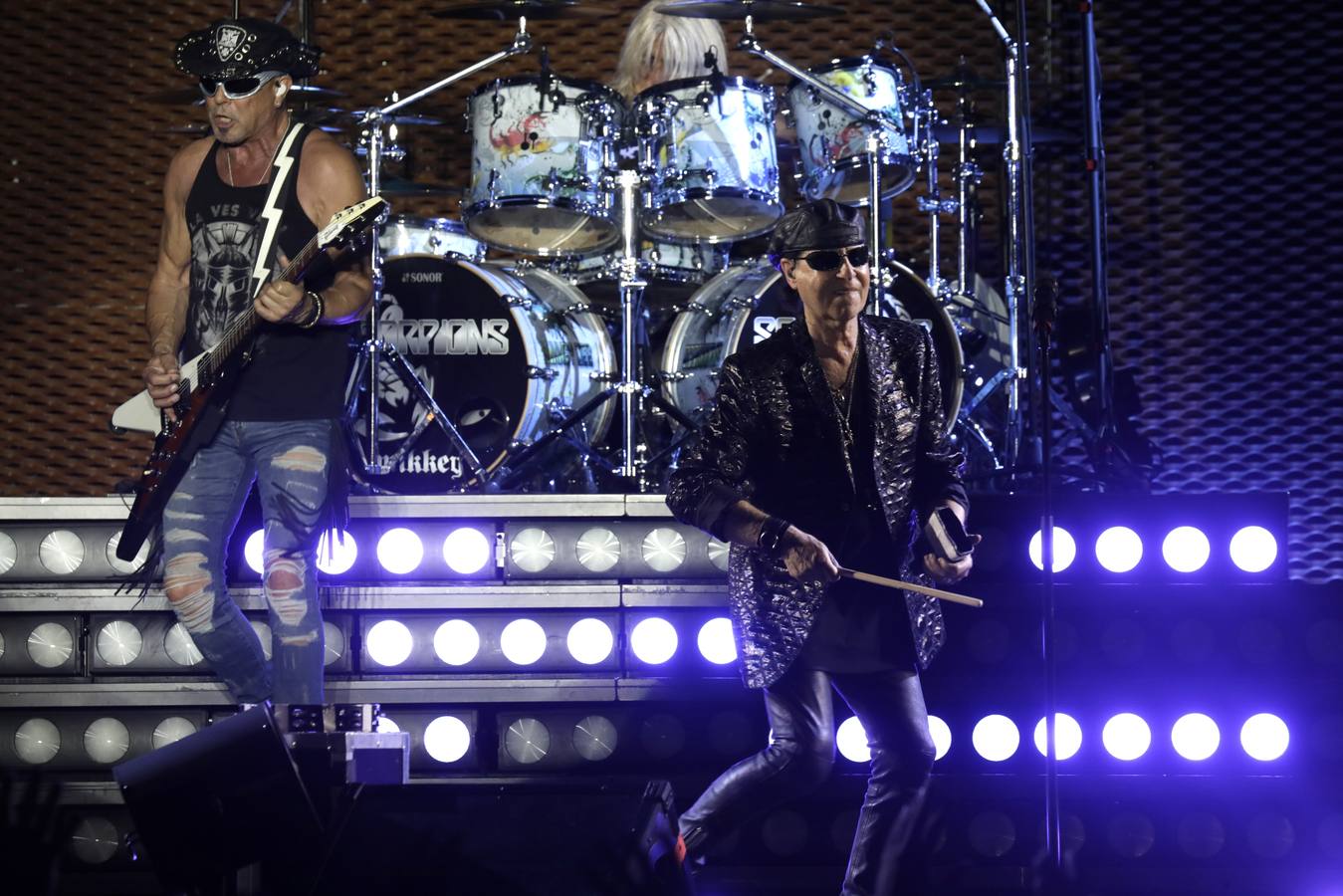 El grupo Scorpions, en plena actuación en la Plaza de España de Sevilla este martes