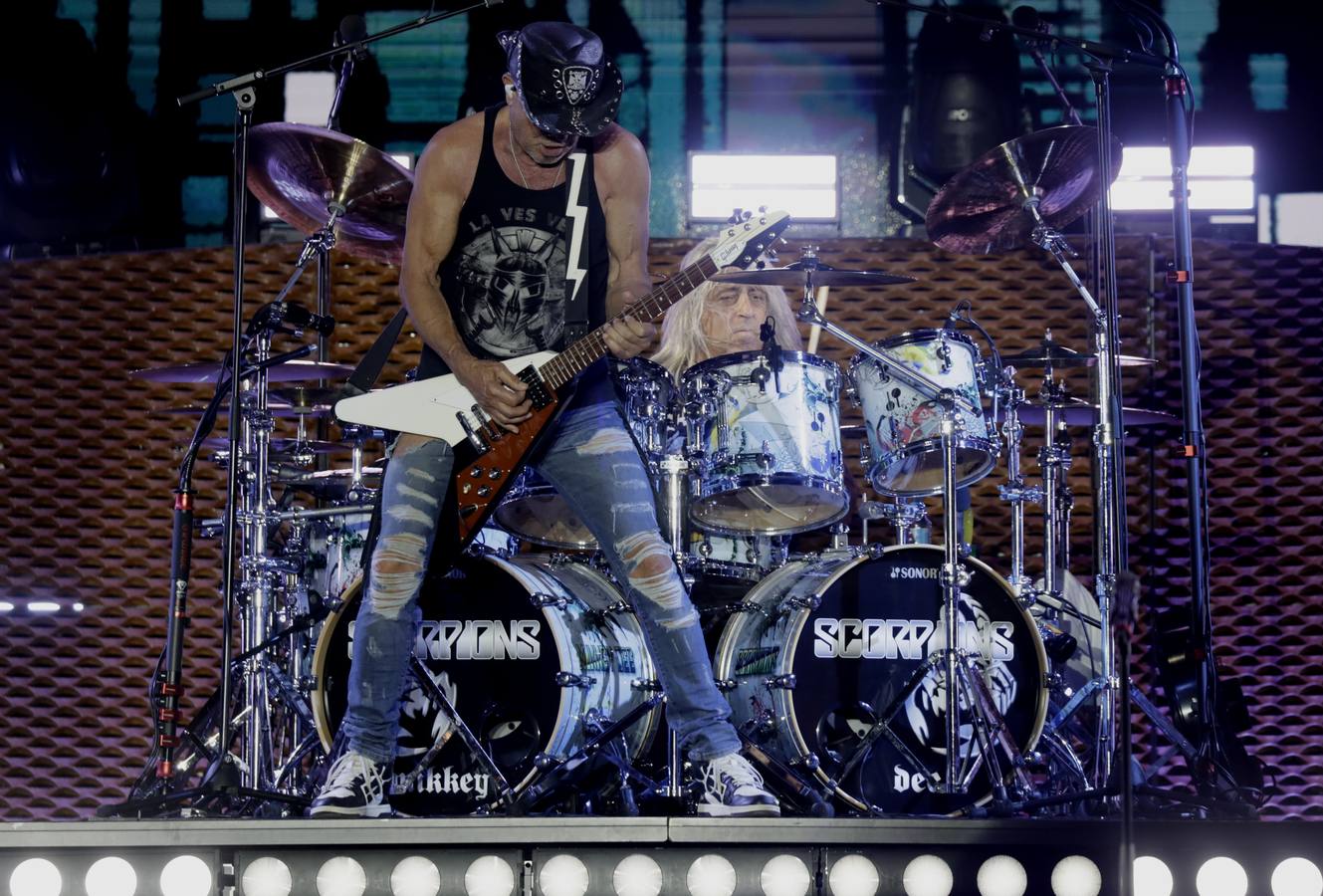 El grupo Scorpions, en plena actuación en la Plaza de España de Sevilla este martes