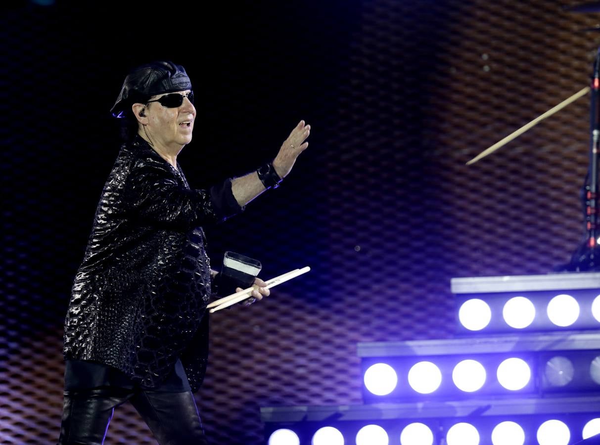 El grupo Scorpions, en plena actuación en la Plaza de España de Sevilla este martes