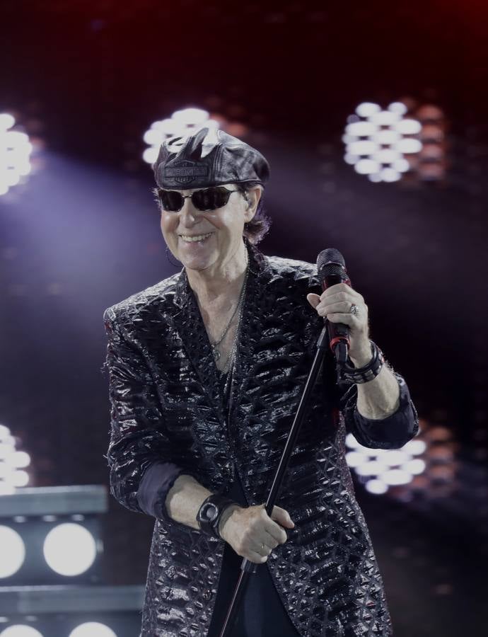 El grupo Scorpions, en plena actuación en la Plaza de España de Sevilla este martes