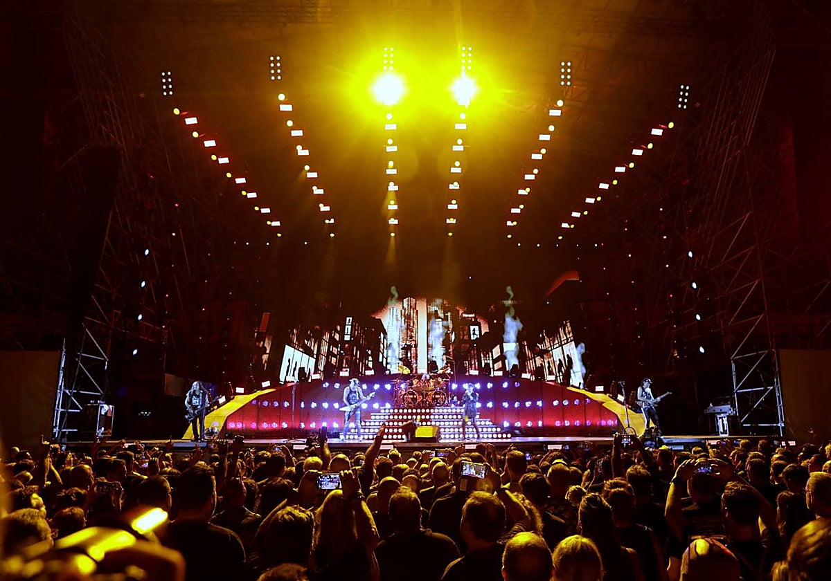 El grupo Scorpions, en plena actuación en la Plaza de España de Sevilla este martes