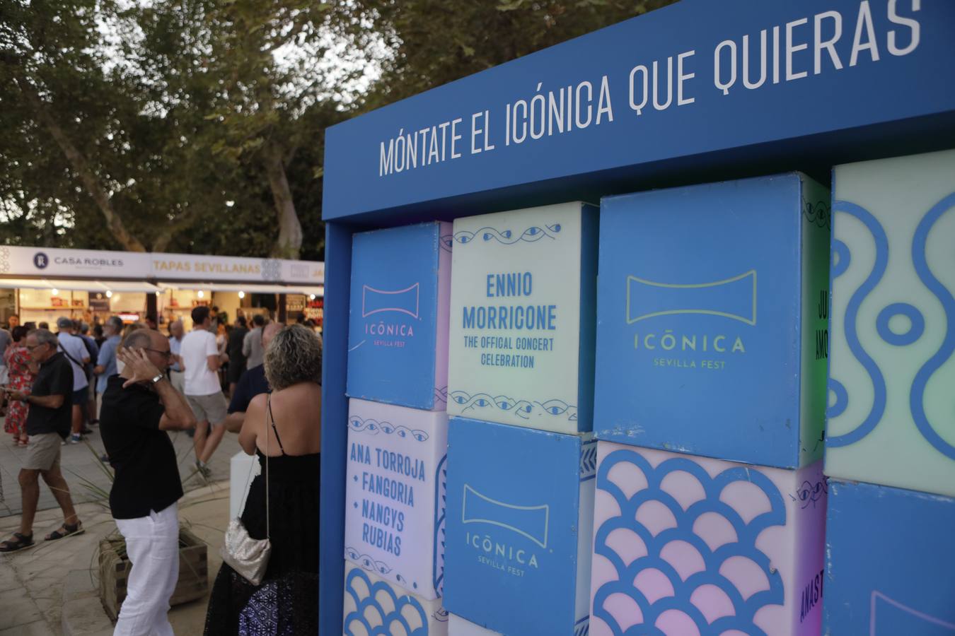 Ambiente previo al concierto en la Plaza de España