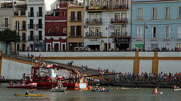 La cucaña deja algunas de las imágenes más especiales de la Velá de Santiago y de Santa Ana, que se celebra en el barrio de Triana
