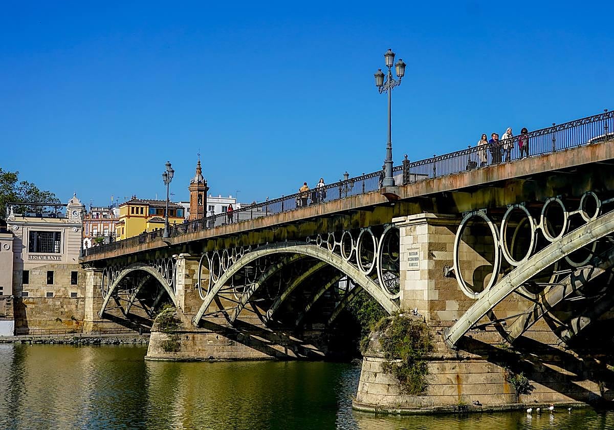 El Puente de Isabel II es uno de los monumentos más emblemáticos de Triana