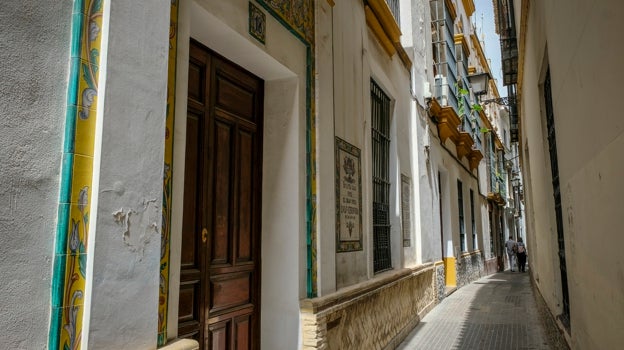 Exterior casa de Luis Cernuda, calle Aire