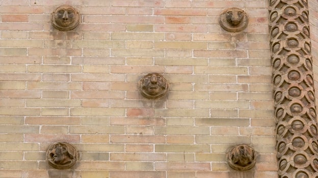 Detalles de los relieves en la pared de la casa de las Conchas