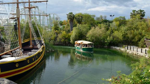 Paseo en barco por el lago de Isla Mágica