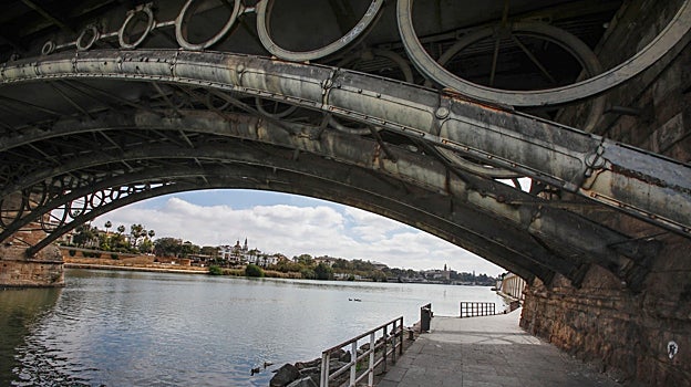 Perspectiva del Puente de Triana desde el Paseo de Nuestra Señora de la O