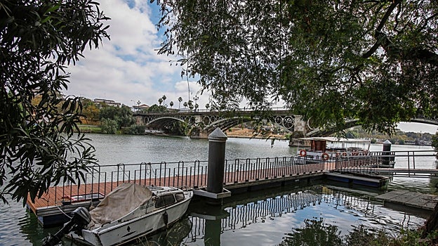 El Puente de Triana, con Sevilla de fondo, desde uno de los embarcadores del Paseo de Nuestra Señora de la O