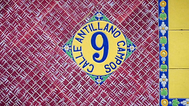 Elemento decorativo de una facha de la calle Antillano Campos, hecho de cerámica