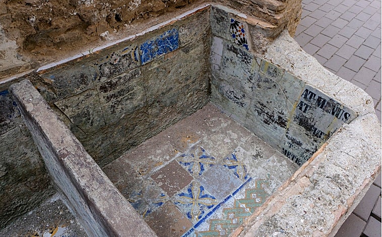 Imagen principal - Piezas y elementos tradicionales alfareros y ceramistas que se conservan en el Centro Cerámica Triana