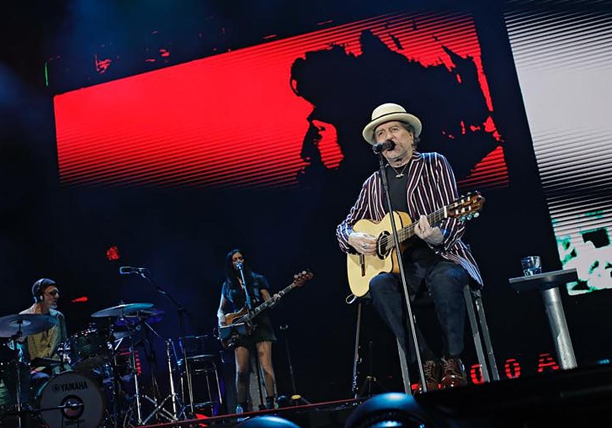 Joaquín Sabina, durante el concierto en Sevilla que le ha dedicado a Curro Romero