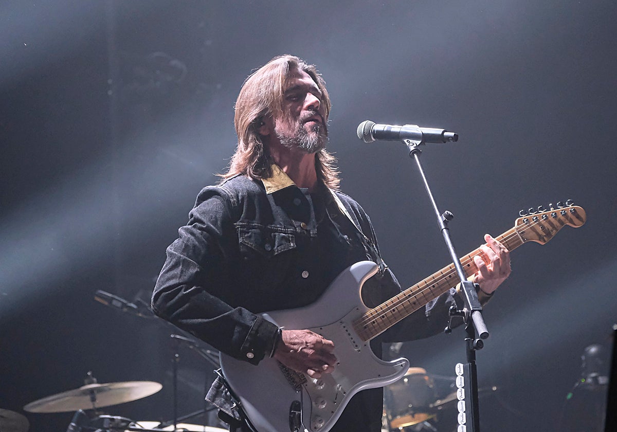 Juanes, durante su concierto de anoche en el Cartuja Center Cite de Sevilla