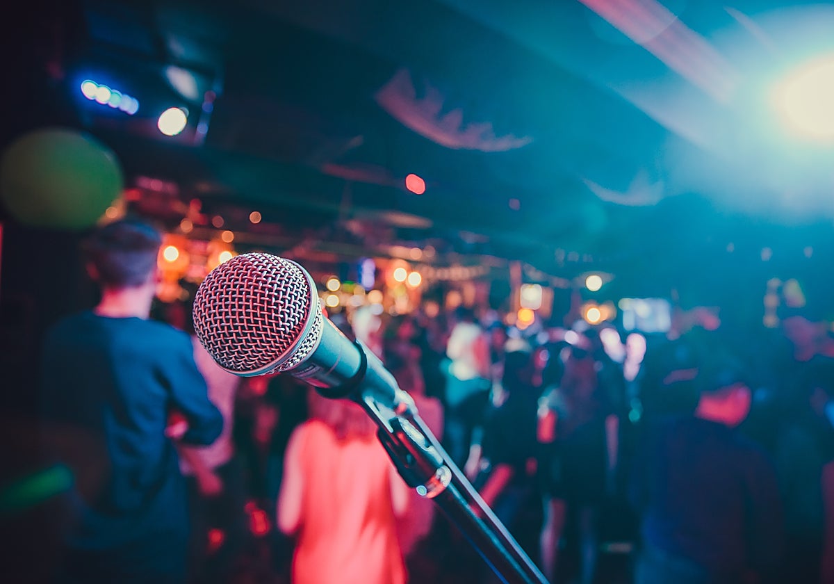 Micrófono en un karaoke