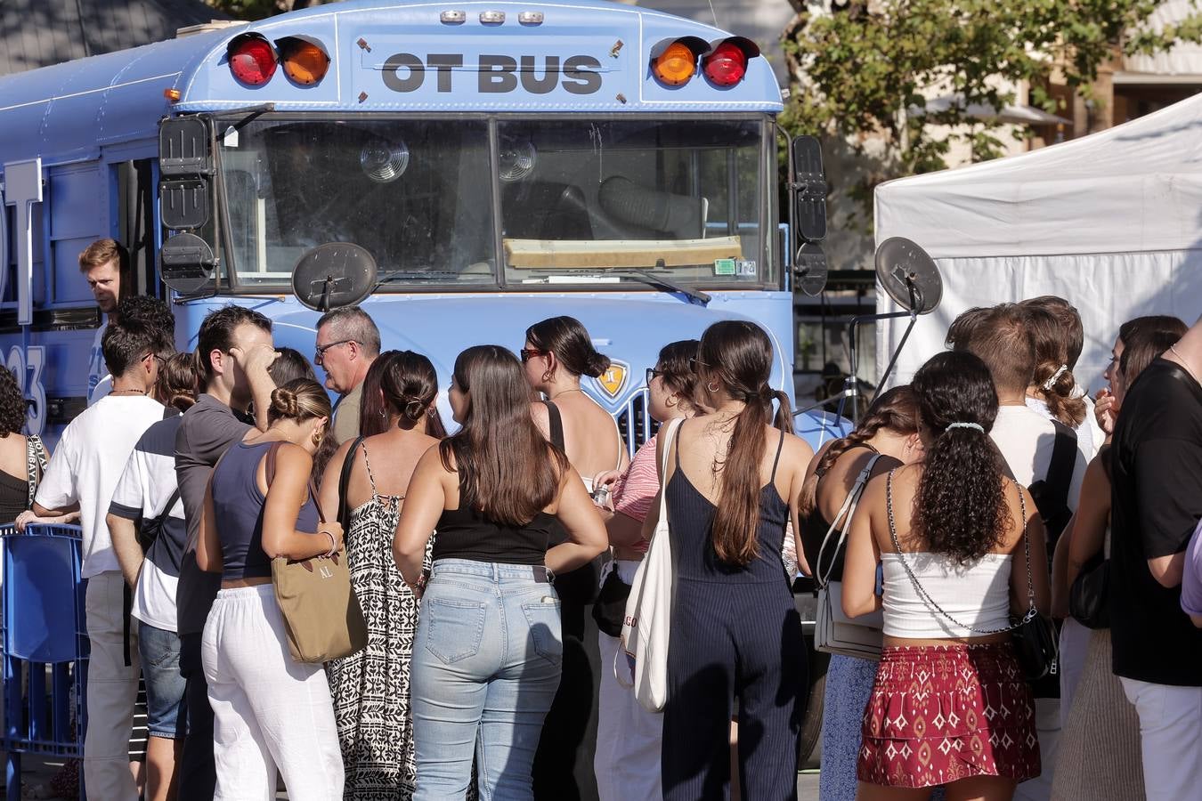 El autobús de OT ha causado una gran expectación en Sevilla
