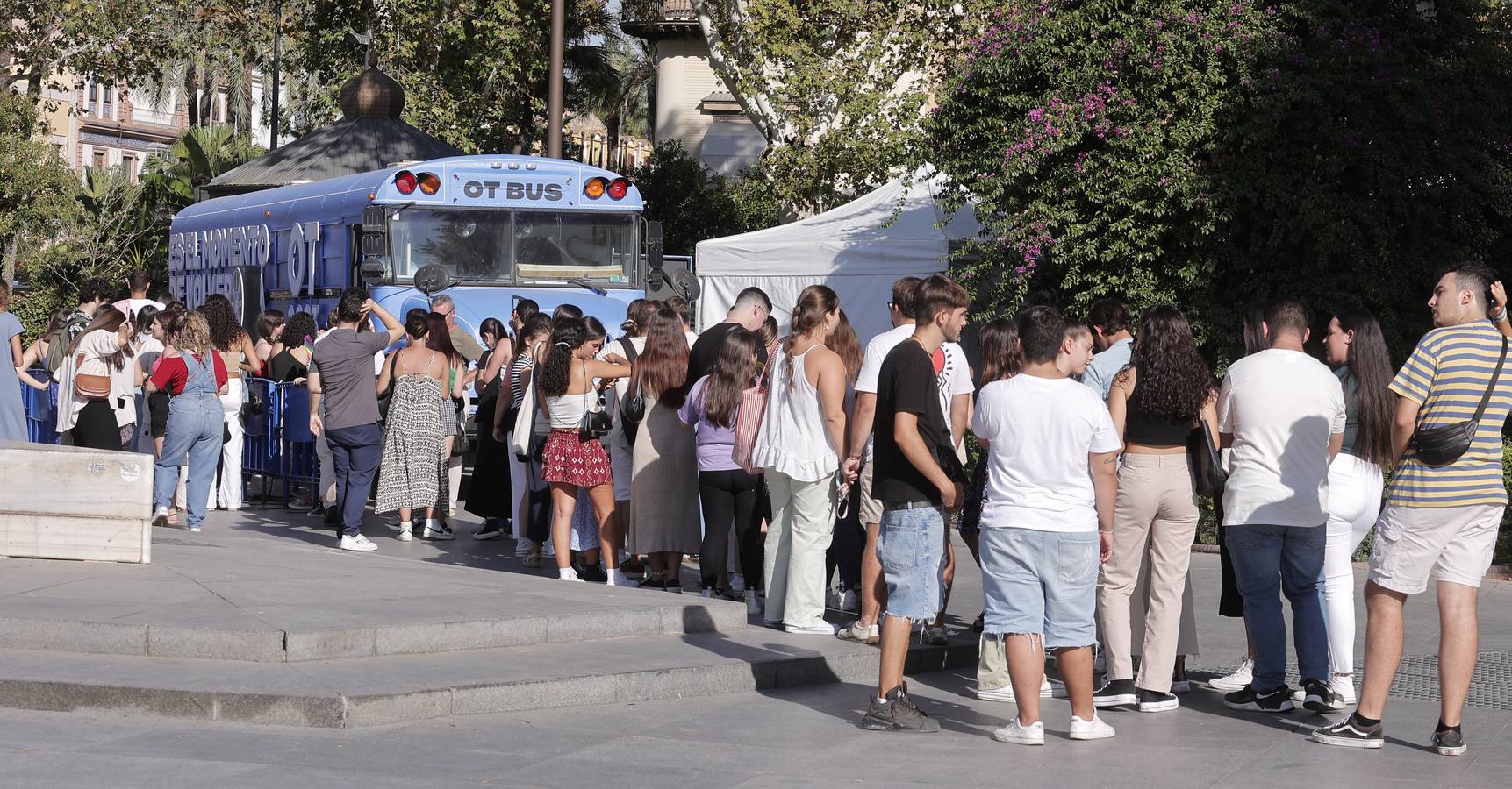 El autobús de OT ha causado una gran expectación en Sevilla