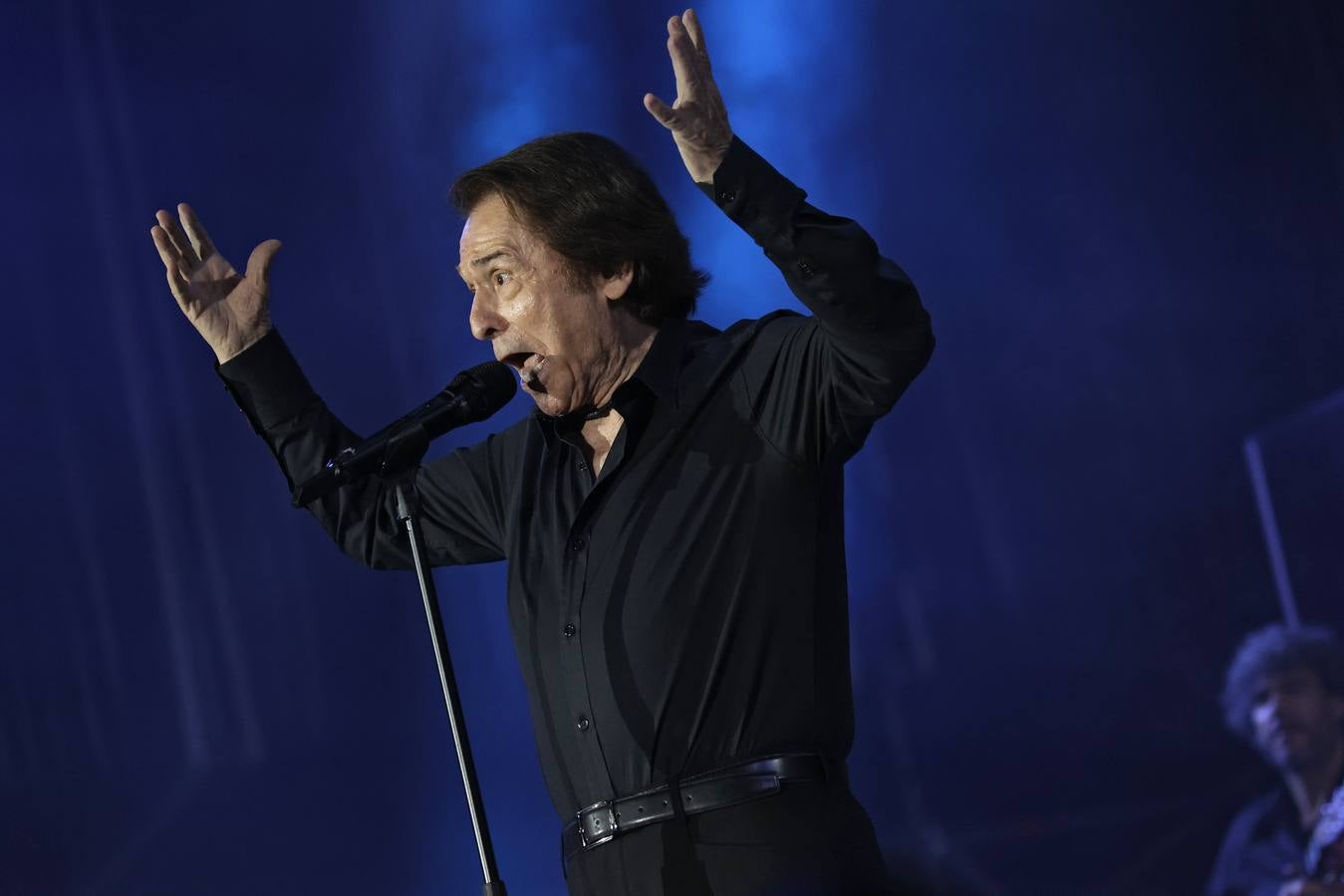 Raphael, durante su concierto en la Maestranza de Sevilla