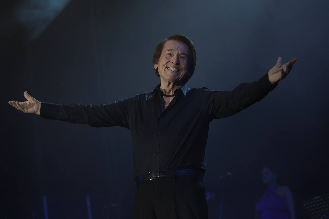 Raphael, durante su concierto en la Maestranza de Sevilla