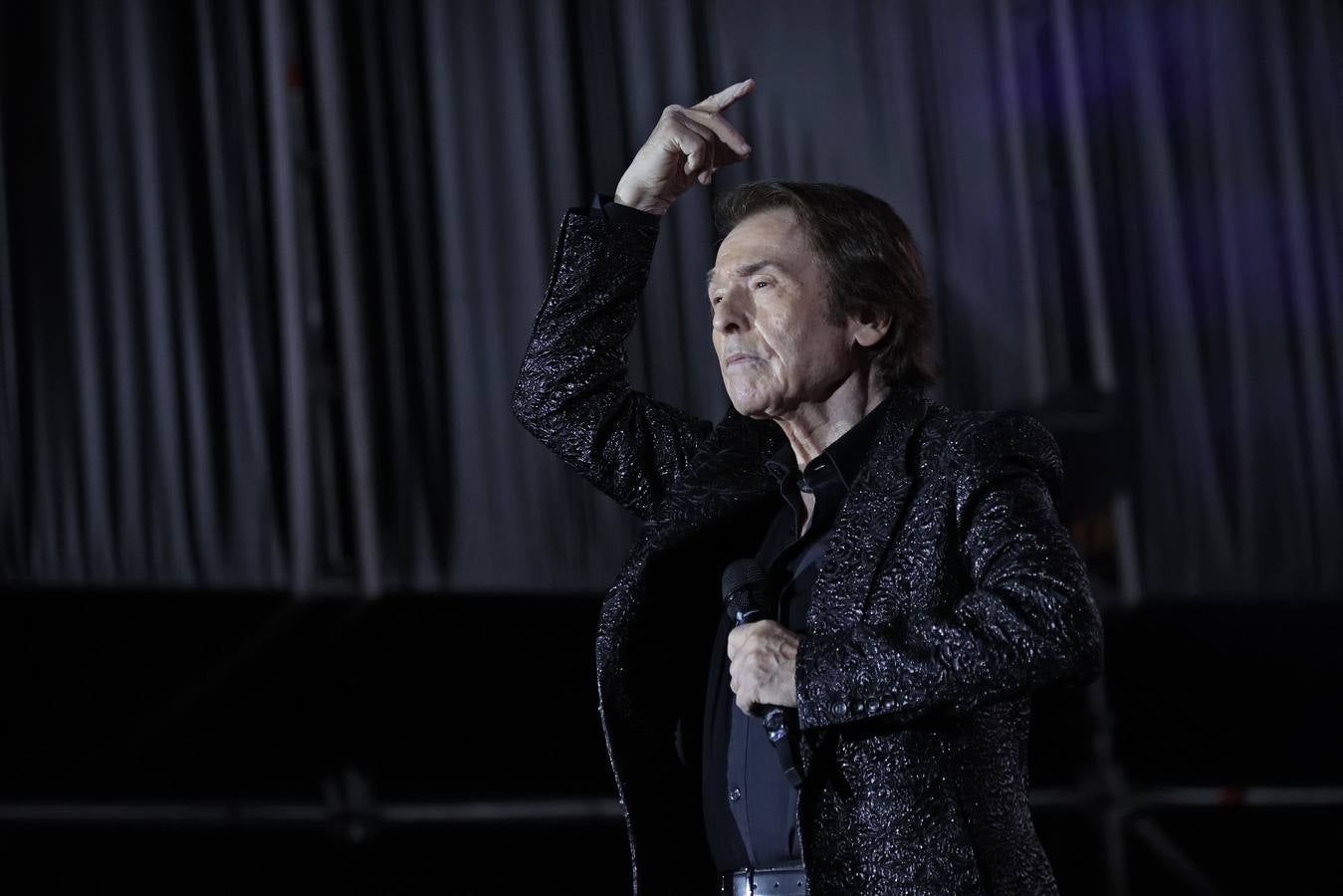 Raphael, durante su concierto en la Maestranza de Sevilla