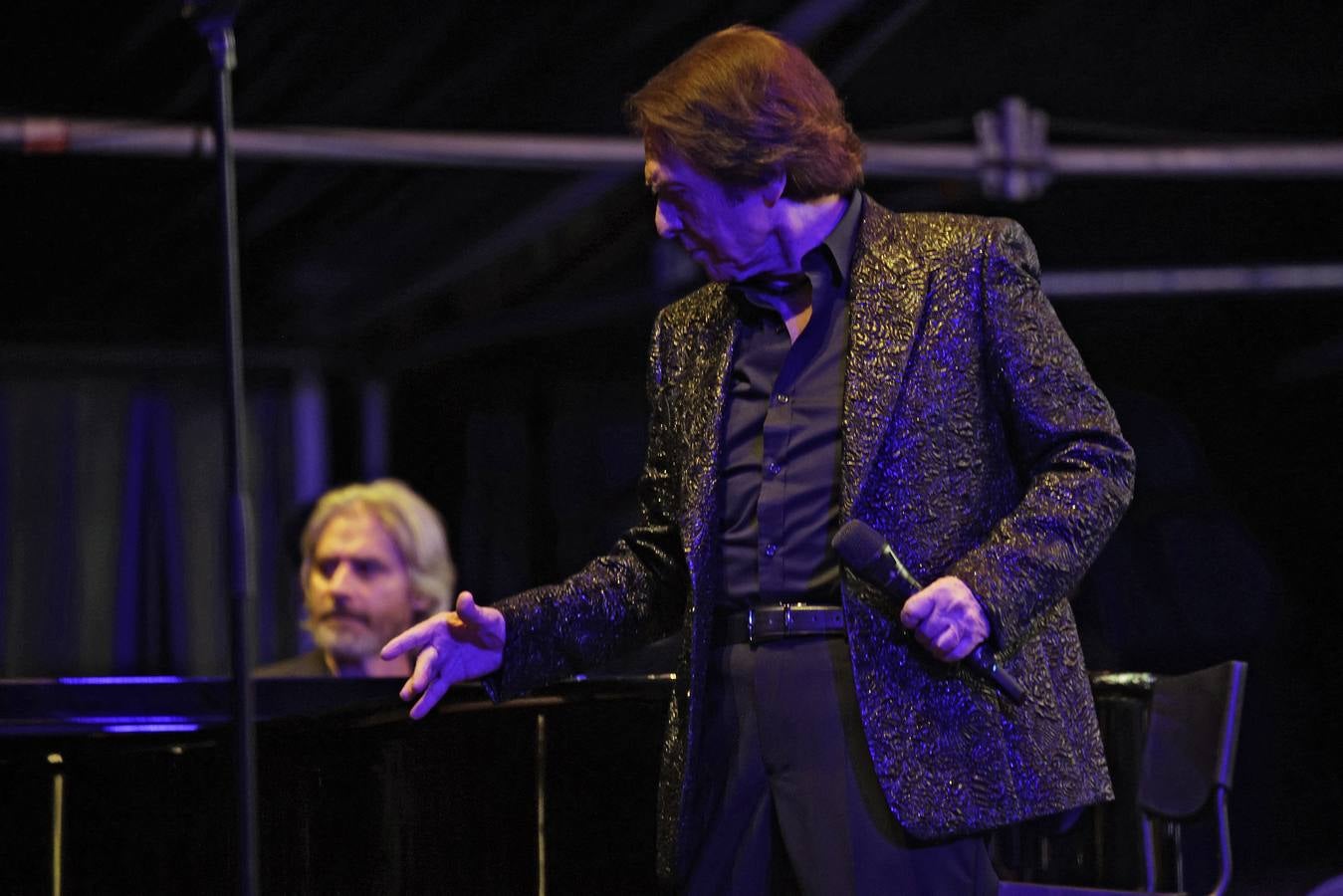 Raphael, durante su concierto en la Maestranza de Sevilla