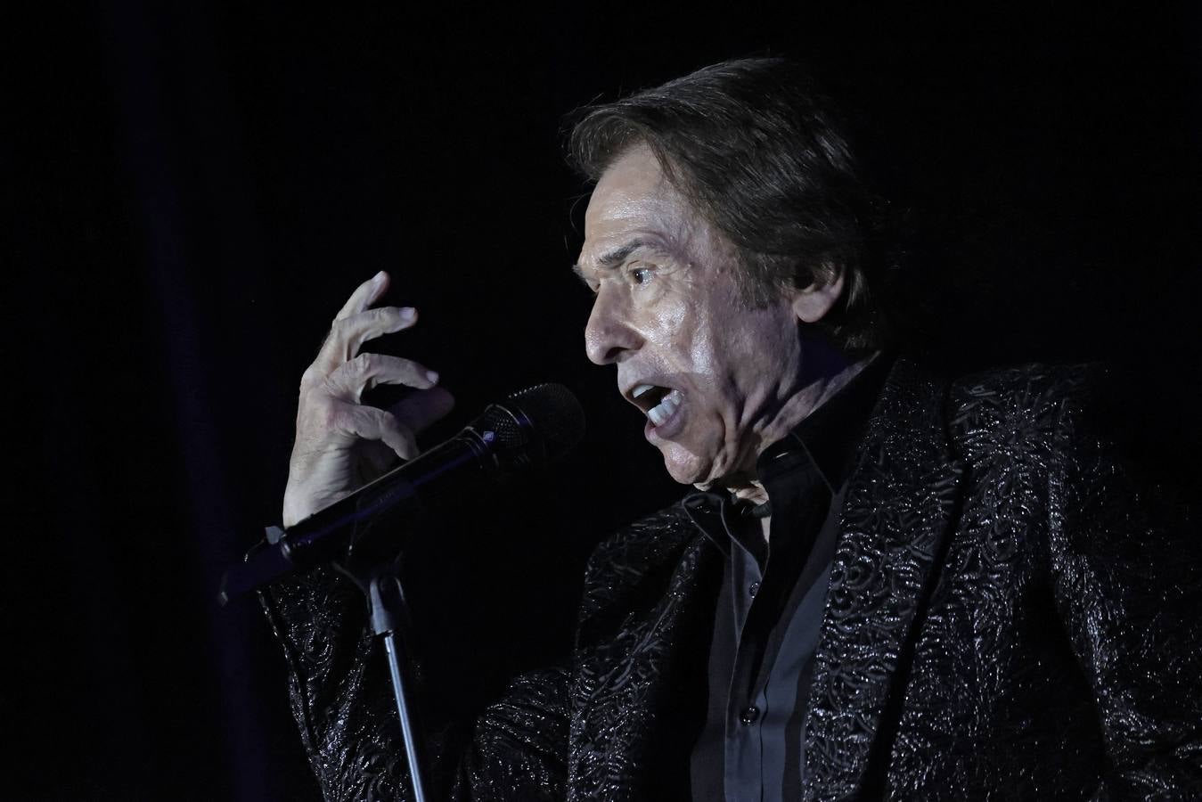 Raphael, durante su concierto en la Maestranza de Sevilla