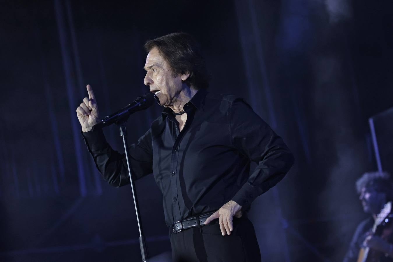 Raphael, durante su concierto en la Maestranza de Sevilla