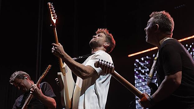 Un colorido Pablo Alborán ilumina Sevilla