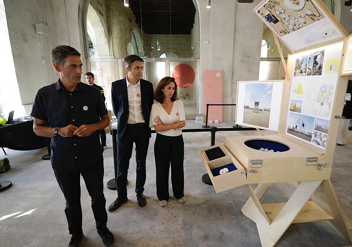 Juan José López de la Cruz, Ángel Martínez García-Posada y María González, comisarios de esta exposición