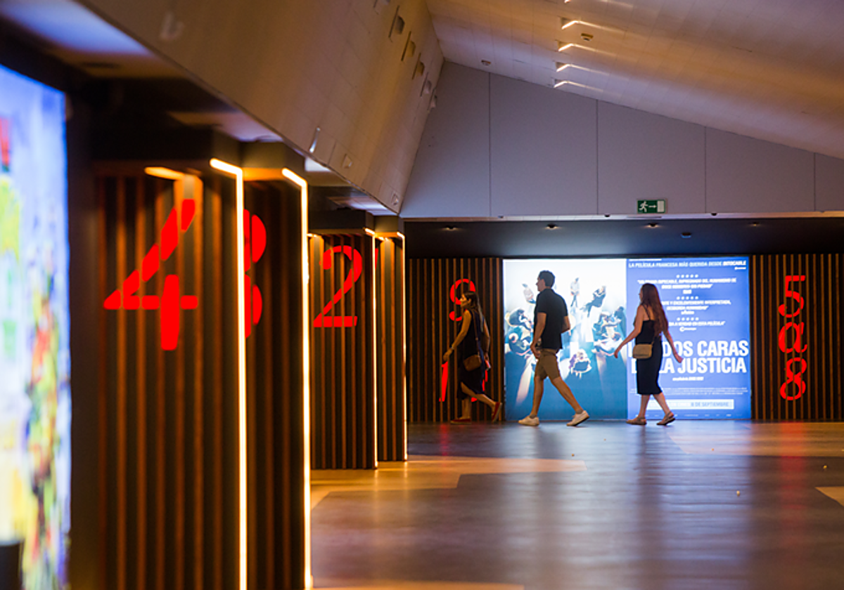 Varias personas entran a una sala de cine en Sevilla