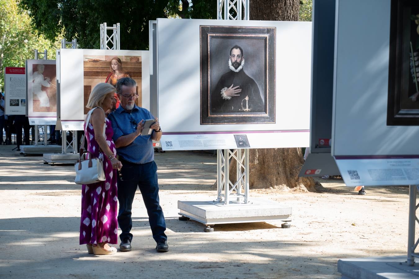 Momento de la inauguración este viernes de la exposición 'El Prado en las calles'