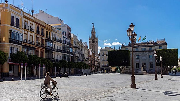 Mujer descubriendo Sevilla en bicicleta