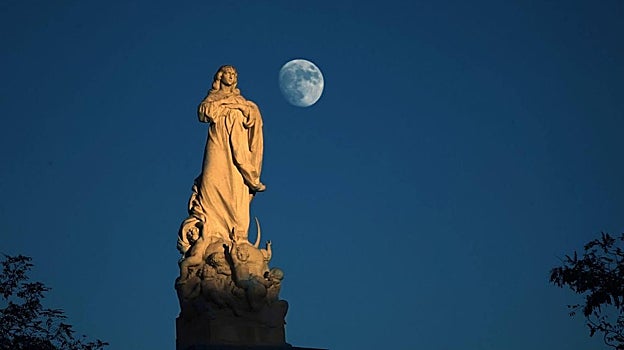 El monumento a la Inmaculada de la Plaza del Triunfo, al atardecer