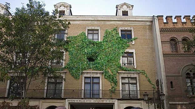 Fachada principal de la Facultad de Bellas Artes de la Universidad de Sevilla