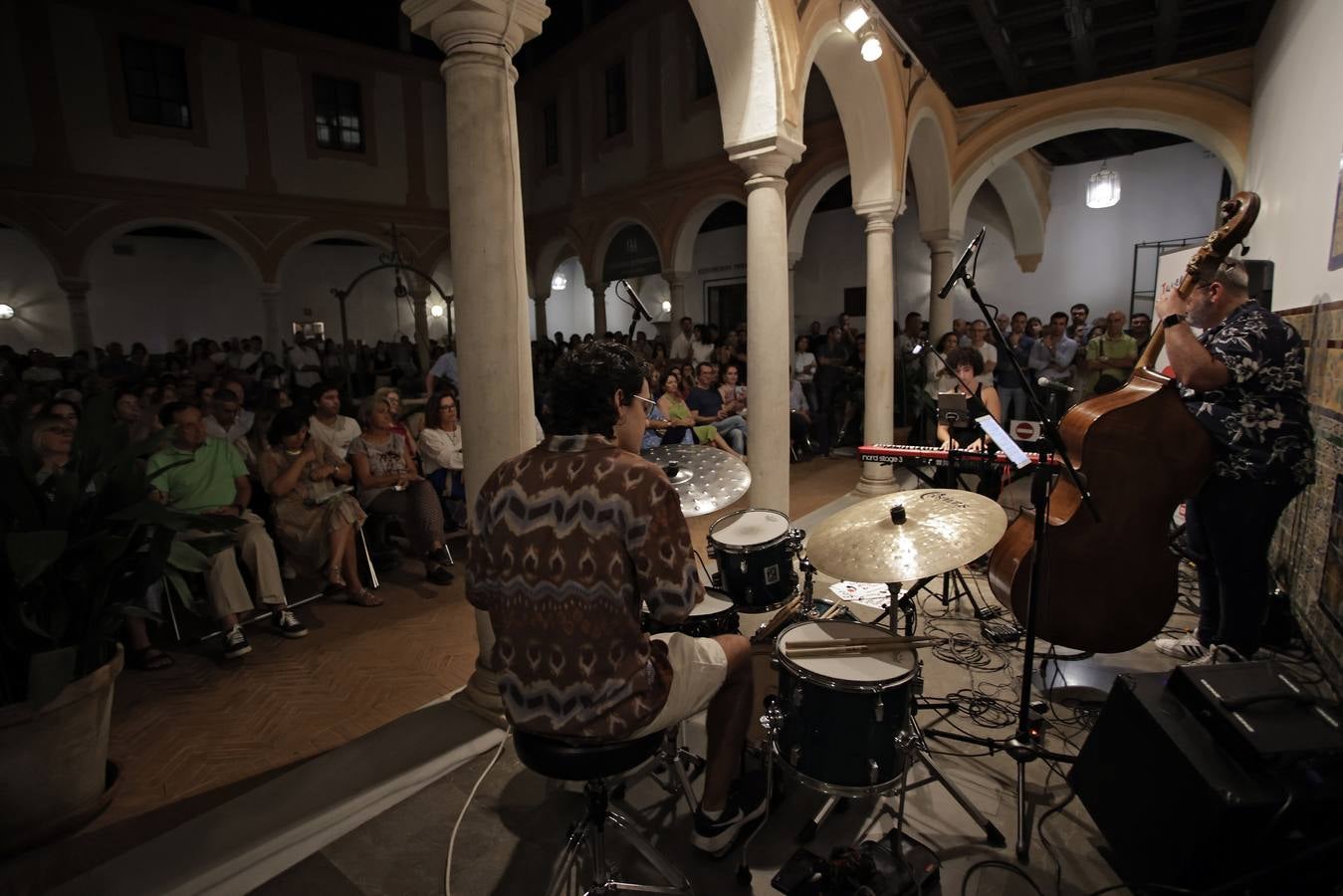 Numerosas personas hicieron colas para disfrutar del Archivo de Indias, la iglesia de San Luis de los Franceses y del Museo de Bellas Artes por la noche