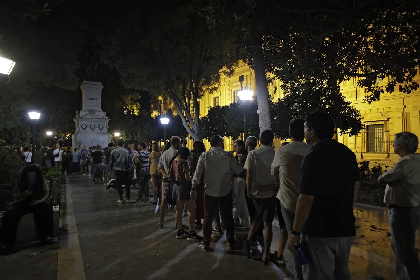 Numerosas personas hicieron colas para disfrutar del Archivo de Indias, la iglesia de San Luis de los Franceses y del Museo de Bellas Artes por la noche