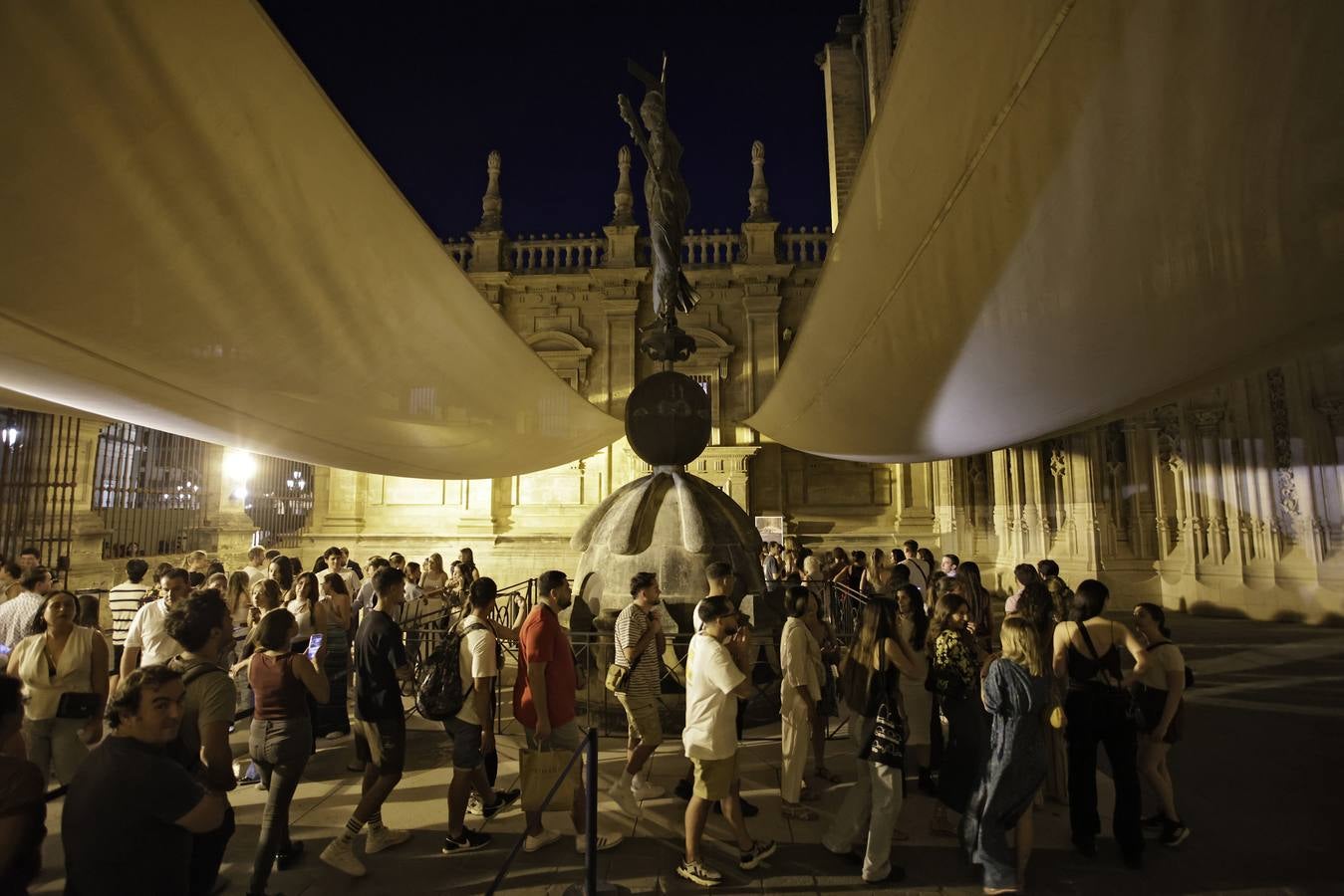 Numerosas personas hicieron colas para disfrutar del Archivo de Indias, la iglesia de San Luis de los Franceses y del Museo de Bellas Artes por la noche