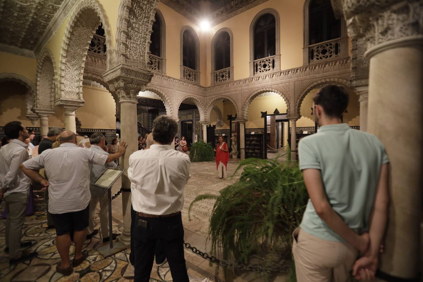 El Antiquarium, los museos de las hermandades, la casa-palacio de la condesa de Lebrija, una noche bailando swing en las Setas o una ruta teatralizada por Sevilla hicieron las delicias del público en esta noche mágica