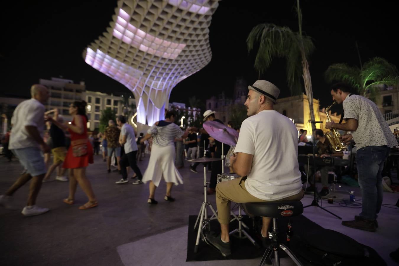 El Antiquarium, los museos de las hermandades, la casa-palacio de la condesa de Lebrija, una noche bailando swing en las Setas o una ruta teatralizada por Sevilla hicieron las delicias del público en esta noche mágica