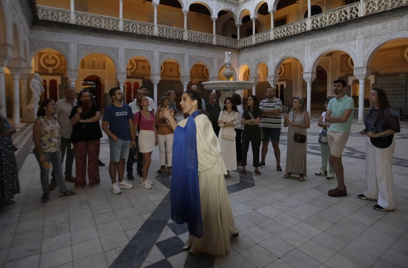 El Antiquarium, los museos de las hermandades, la casa-palacio de la condesa de Lebrija, una noche bailando swing en las Setas o una ruta teatralizada por Sevilla hicieron las delicias del público en esta noche mágica