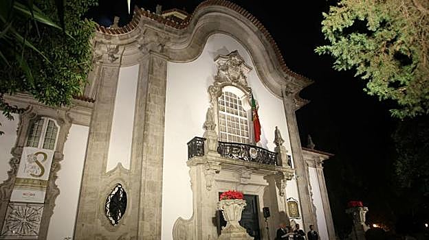 Puerta exterior del Consulado de Portugal