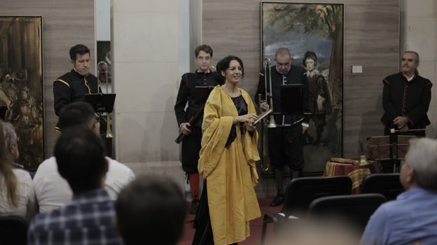 Un momento de la presentación de la exposición con la actriz que hacía de Juana Pacheco y Ministriles Hispalensis