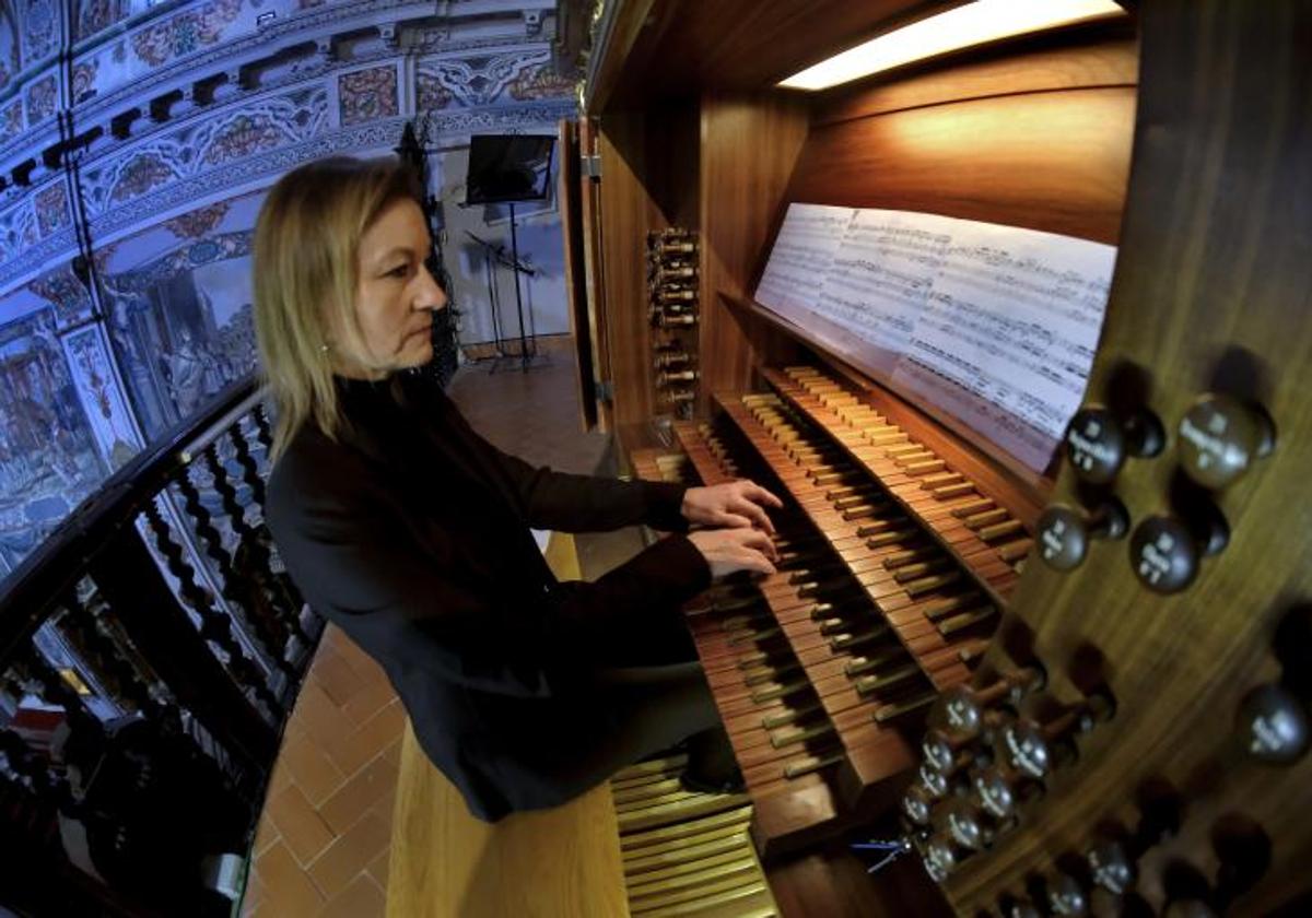 Susana G. Lastra, organista titular de Los Venerables