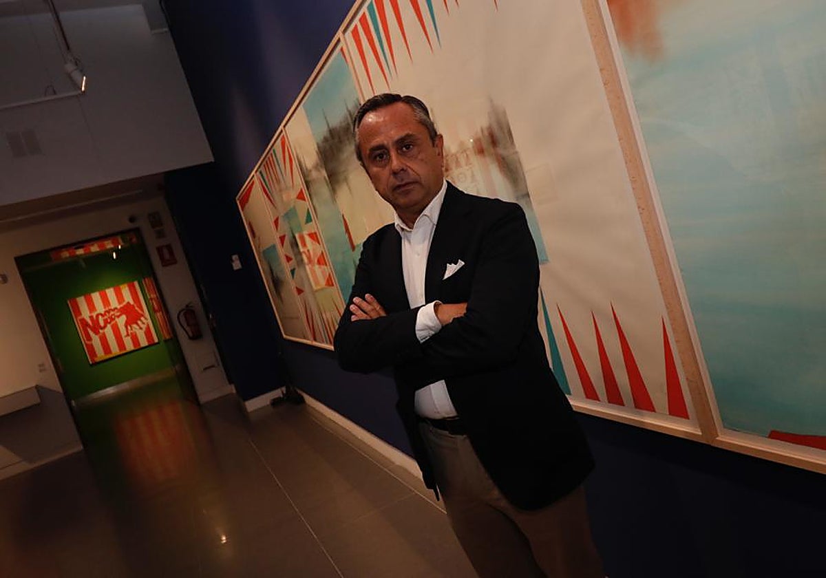 Ricardo Suárez, ante alguna de sus obras expuestas en la Fundación Cajasol