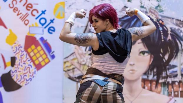 Una joven disfrazada posa en un photocall del Mangafest