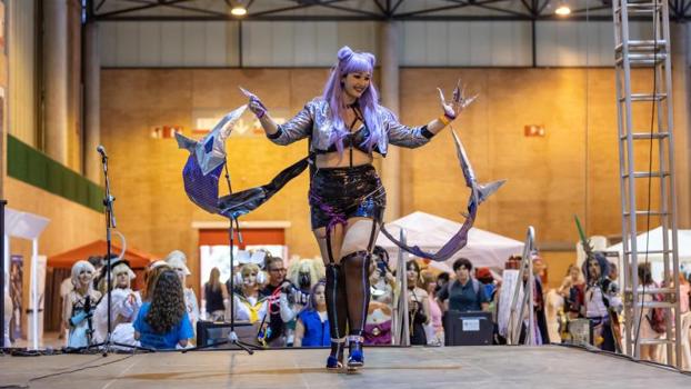 Una joven muesta su talento en el Festival Mangafest en 2022