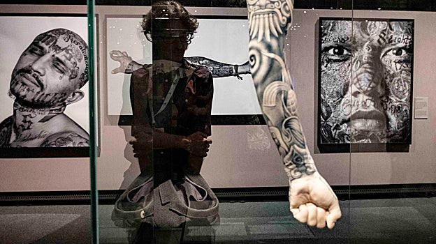 El tatuaje es también un arte, tal y como demuestra la exposición que llega a las instalaciones del Caixaforum de Sevilla