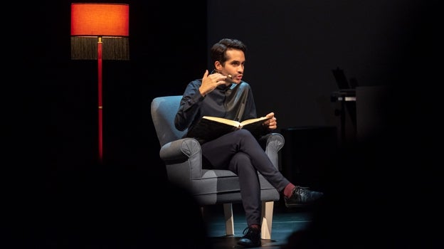 Pérez Floristán leyendo un texto durante su concierto