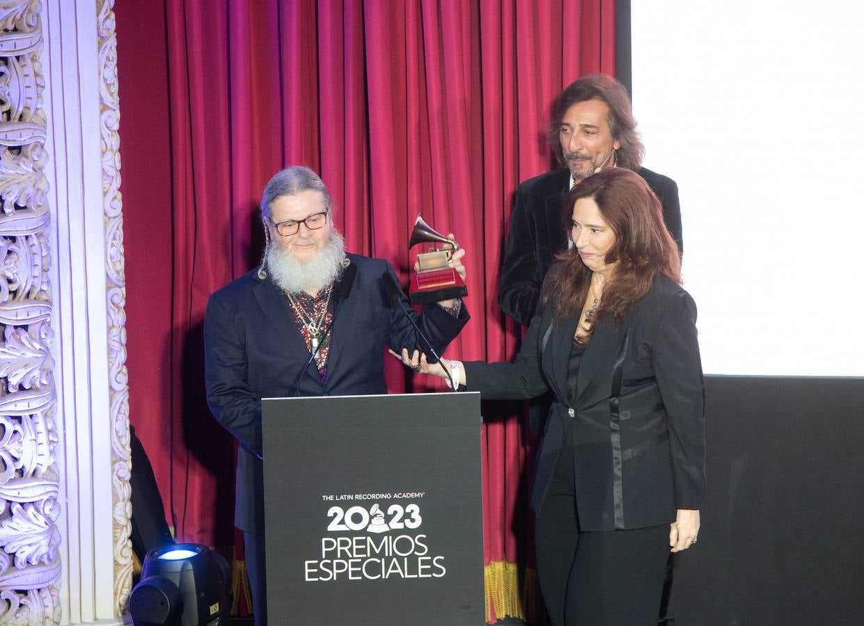 La alfombra roja de la gala a la Excelencia Musical de los Latin Grammy 