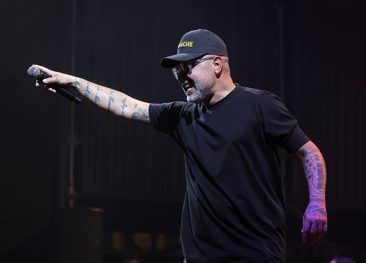 El cantante deleitó a su público en la Plaza de España de Sevilla